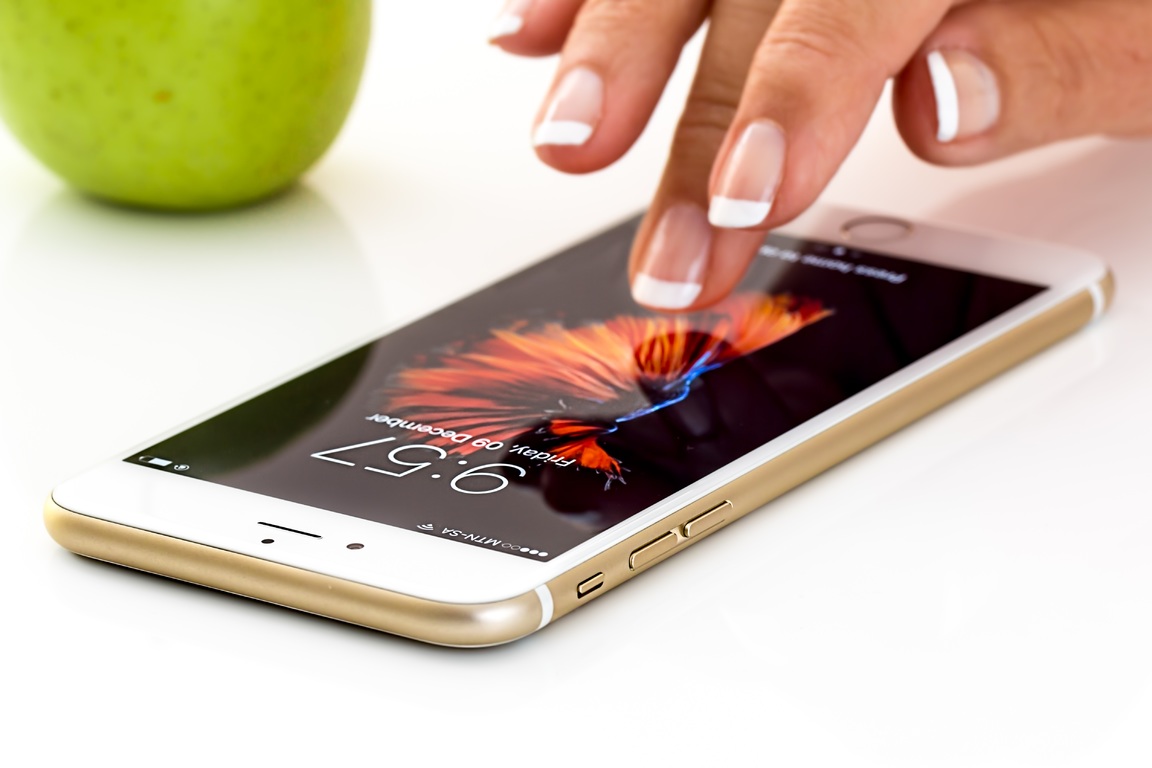 smartphone-mobile-hand-technology-internet-finger-1265489-pxhere.com